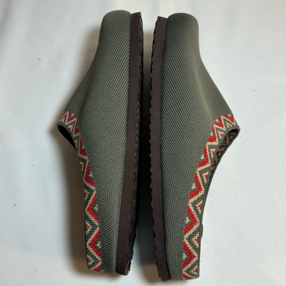 CUSHIONAIRE Sz 8.5 Swiss Knit Clogs Fabric Stretchy Decorated Trim Slip On - Picture 7 of 8